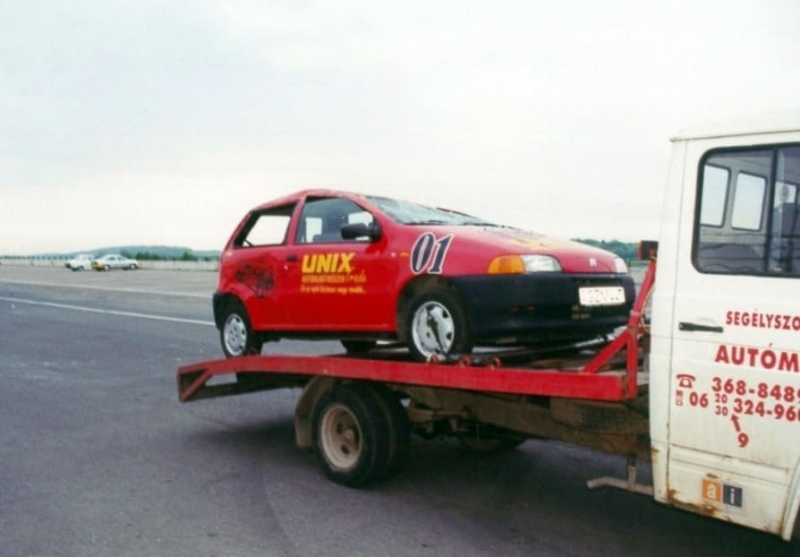 Az egyik autónk sajnos felborult (2000.)