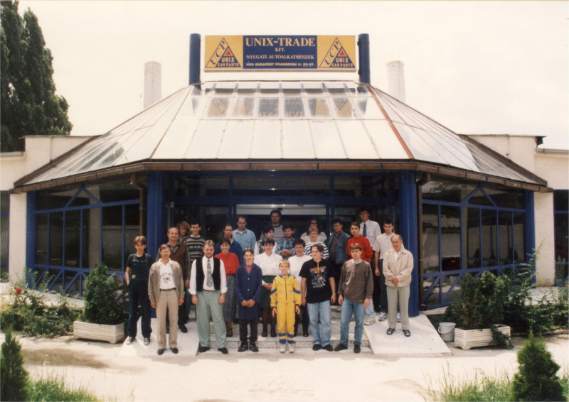 A Frangepán utcai központ felújítása után. A cég akkori összes dolgozója (1994.)