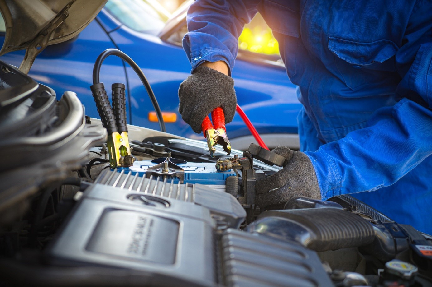 Die tragbare Starthilfe wird ähnlich wie ein herkömmliches Starthilfekabel verwendet, und die leere Autobatterie kann in kürzester Zeit wieder funktionsfähig gemacht werden.