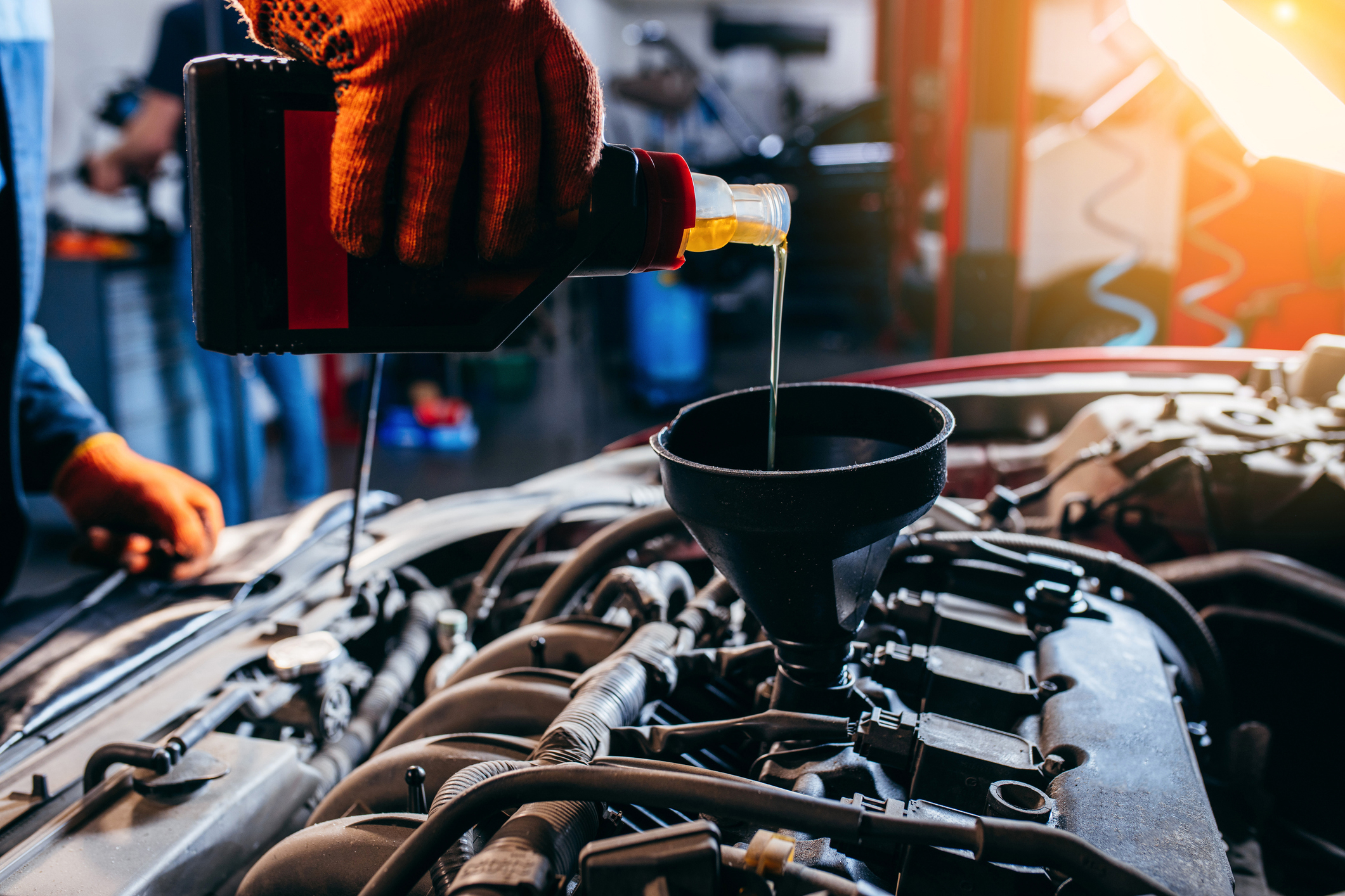 Increased oil consumption can have many causes, from the age of the engine to overly long oil change intervals.